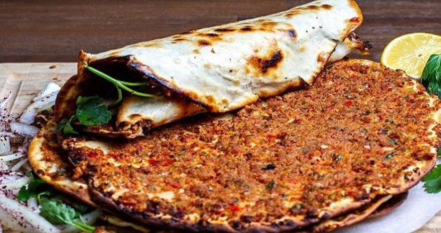 Lahmacun kaç kalori? Lahmacunun kalori değeri ve sağlık üzerindeki etkileri hakkında bilgi edinin.